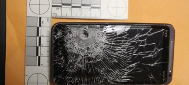 HTC Evo 3D : Un téléphone pare-balles ?