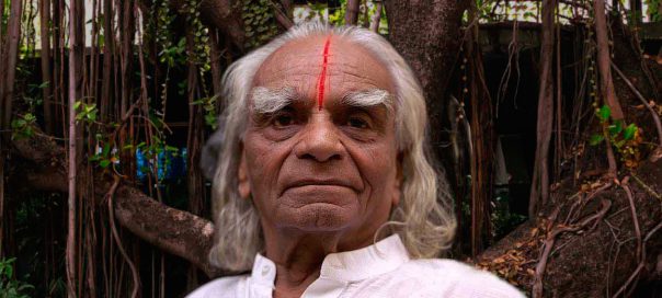 Google : Le maître B. K. S. Iyengar et le yoga en doodles