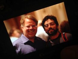 Sergey Brin aperçue avec les lunettes Google