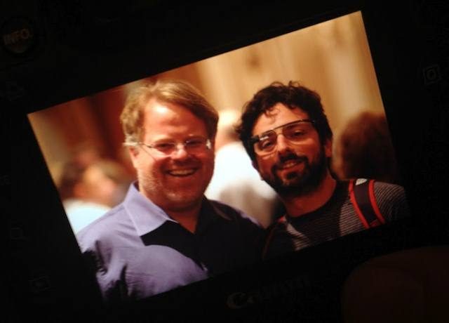 Sergey Brin aperçue avec les lunettes Google