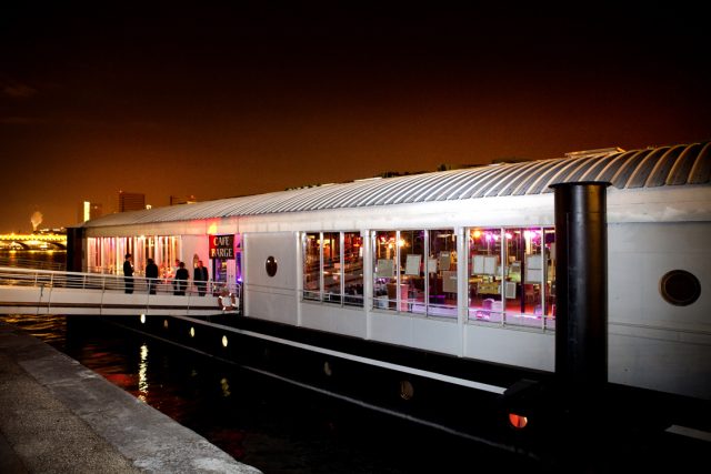 cafe-barge